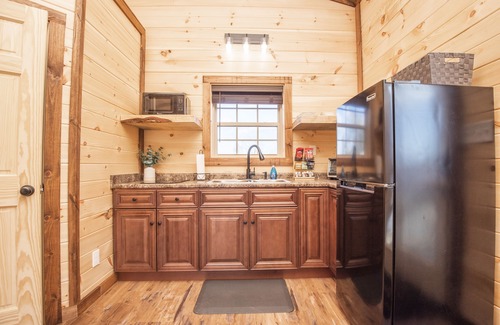 Sevierville Cabina | ⛰Romantic Tiny Home - Wi-Fi & Hot Tub & Fire Pit