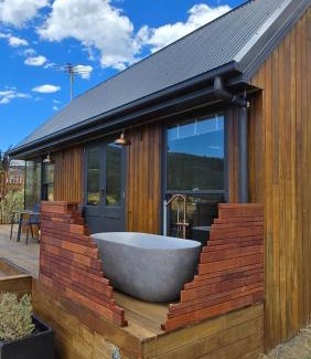 Huon Valley Villa | Romantic Valley Cabin with Outdoor Bath
