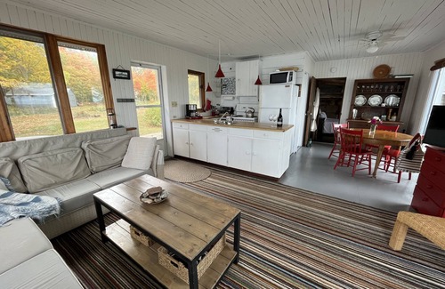 Picton Cabaña | Romantic waterfront cottage spectacular sunsets