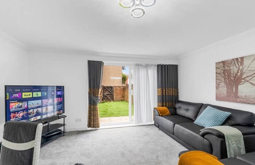 Heaton Casa | Romford Retreat City Suburb Mix