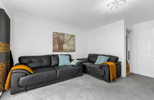 Heaton Casa | Romford Retreat City Suburb Mix