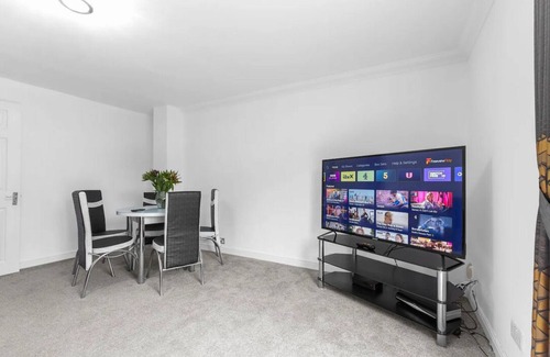 Heaton Casa | Romford Retreat City Suburb Mix