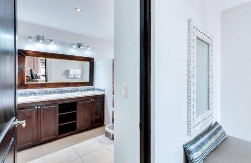 Barrio Los Villalobos Casa | Rooftop balcony oceanfront PH condo with King beds