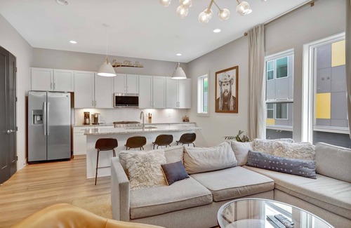 Talbot's Corner Casa | Rooftop Deck 2 Car Garage Near Downtown Nashville