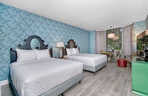 Downtown San Francisco Hotel | Rooftop Pool at SoMa House, Free Breakfast