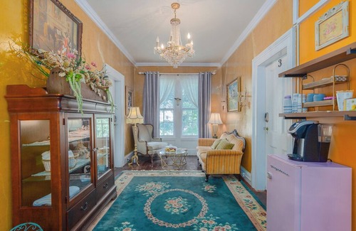 Warwick Casa | Room 1 at The Warwick Inn – Cozy Elegance in the Heart of Town