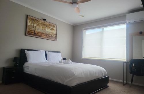 Craigieburn Casa | Room 1 Private Room - Shared space- Driveway Parking