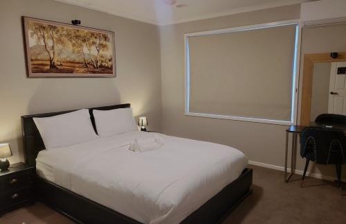 Craigieburn Casa | Room 1 Private Room - Shared space- Driveway Parking