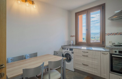 Castrojeriz Apartamento | Habitación '102 Deluxe Acuarela Vistas Montaña' con jardín compartido, Wi-Fi y aire acondicionado.