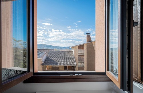 Castrojeriz Apartamento | Habitación '102 Deluxe Acuarela Vistas Montaña' con jardín compartido, Wi-Fi y aire acondicionado.