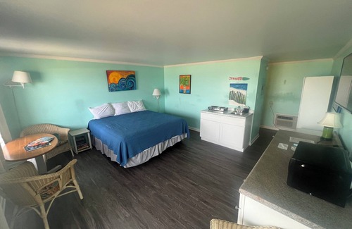 Topsail Beach Hotel | Room #212 Mini Efficiency King Bed Pets Yes