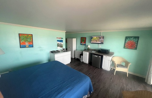 Topsail Beach Hotel | Room #212 Mini Efficiency King Bed Pets Yes
