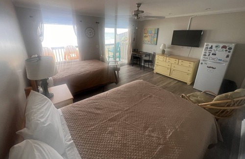 Topsail Beach Hotel | Room#305 Standard 2 Double Beds Pets Yes