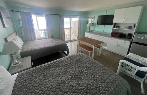 Topsail Beach Hotel | Room#309 Standard 2 Queen Beds Pets Yes