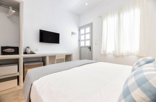 Paros Hotel | Room 7 @ Pelican Paros in the Old Town