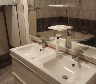 Mulhouse Casa | Room chambre Zimmer in einer Wohnung