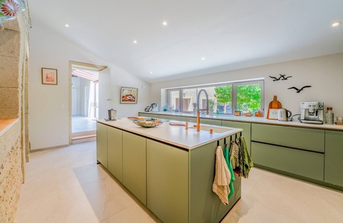 Solerieux Apartamento | Room 'Fuschia' with Shared Pool, Wi-Fi and Air Conditioning