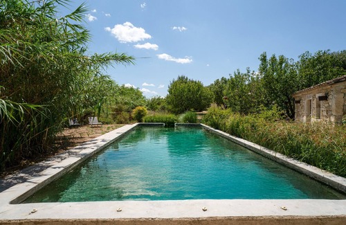 Solerieux Apartamento | Room 'Fuschia' with Shared Pool, Wi-Fi and Air Conditioning