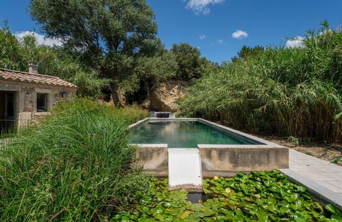 Solerieux Apartamento | Room 'Fuschia' with Shared Pool, Wi-Fi and Air Conditioning