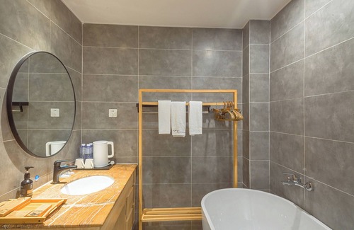 Emeishan Casa | Room-heinemann Hotel Courtyard or Terrac