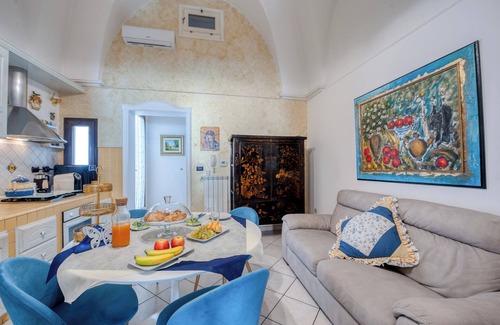 Salice Salentino Apartamento | Habitación 'Il Geco - Blu' con terraza compartida, Wi-Fi y aire acondicionado.