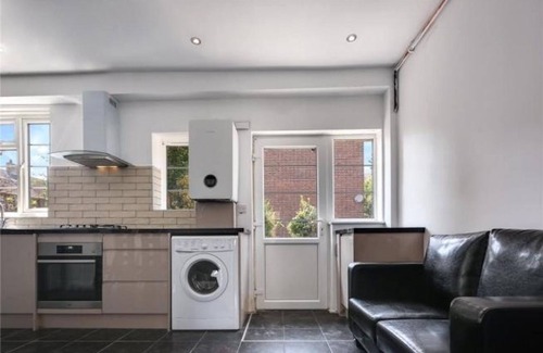 Tower Hamlets Casa | Room in Guest Room - Limehouse Townhomes With Modern Spacious Serviced Double Room