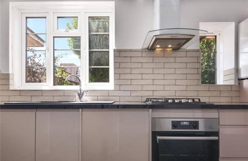 Tower Hamlets Casa | Room in Guest Room - Limehouse Townhomes With Modern Spacious Serviced Double Room