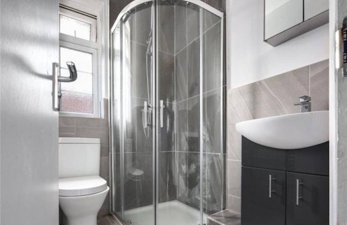 Tower Hamlets Casa | Room in Guest Room - Limehouse Townhomes With Modern Spacious Serviced Double Room
