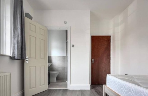 Tower Hamlets Casa | Room in Guest Room - Limehouse Townhomes With Modern Spacious Serviced Double Room