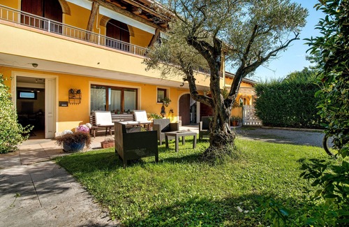 Mirano Apartamento | Room 'Rosa' with Shared Garden, Wi-Fi and Air Conditioning