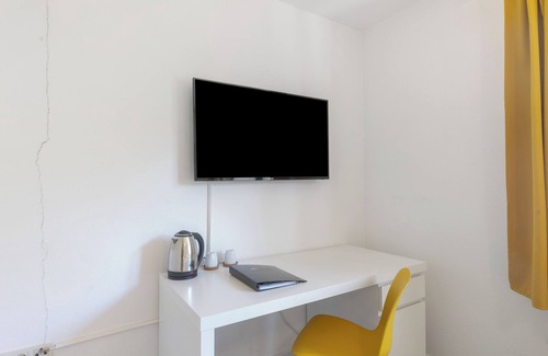 Niedenstein Apartamento | Room 'Sunshine' with Shared Terrace, Shared Garden and Wi-Fi