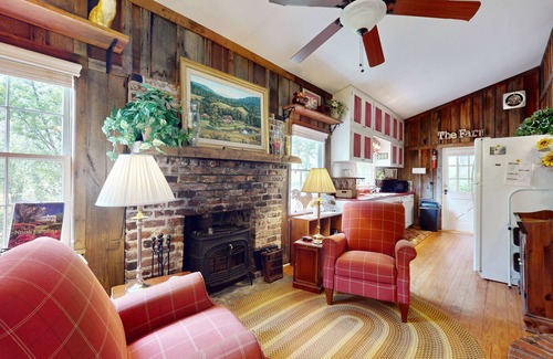 Horse Shoe Casa | Room to Roam | Delightful Country Farmhouse |Fireplace, Firepit & Fishing Pond