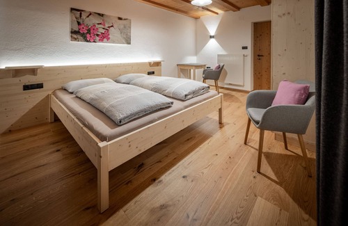 San Cipriano Cama Y Desayuno | Room 'Veraltenhof Rosengarten' with Mountain View, Shared Terrace and Shared Garden
