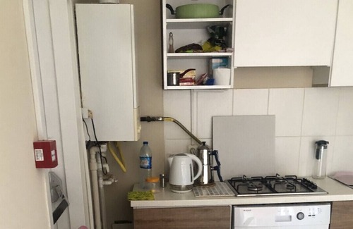 Kartal Apartamento | Rooms To Go in A Dance Studio