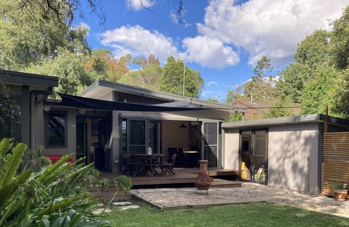 Woodford Casa | Roomy 3 Bedroom house in the heart of Woodford.
