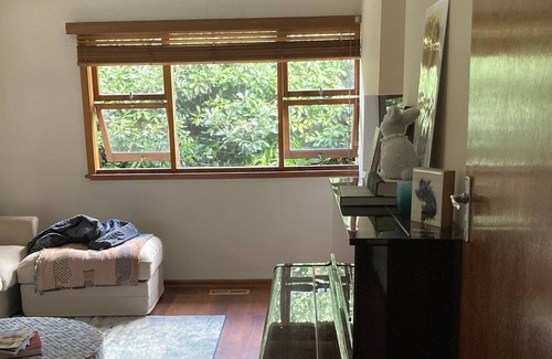 Woodford Casa | Roomy 3 Bedroom house in the heart of Woodford.