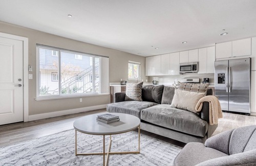 Campbell Apartamento | Roomy Campbell 1BR w/ Gym, Pool & Hot Tub, walk to WF & TJ, by Blueground