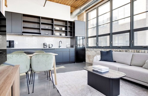 Sheffield Neighbors Apartamento | Roomy Lincoln Park 2BR w/ Lounge, Roof & Gym, near DePaul, by Blueground