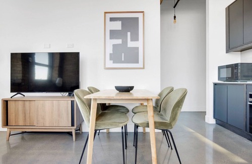 Sheffield Neighbors Apartamento | Roomy Lincoln Park 2BR w/ Lounge, Roof & Gym, near DePaul, by Blueground