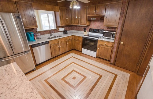 Cleveland Casa | ROOMY!, pet friendly, fenced backyard.