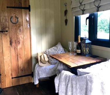 Launceston Cabina | Roosters Retreat