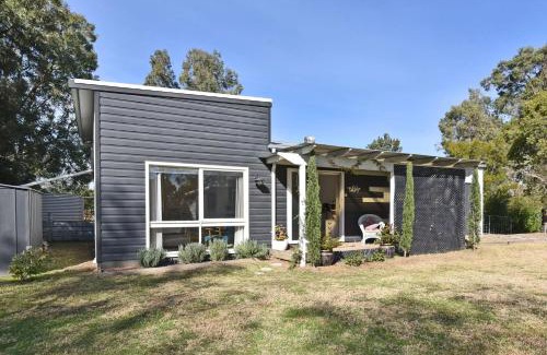Broke Casa | Rose Cottage Studio Romantic or Solo Getaway. Spa, Games Room
