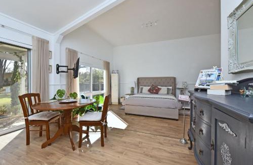 Broke Casa | Rose Cottage Studio Romantic or Solo Getaway. Spa, Games Room