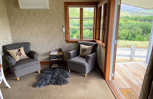 Lowburn Cama Y Desayuno | Rose Creek Cottage – Secluded Vineyard Stay with Stunning Mountain Backdrop