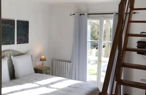 Giverny Cama Y Desayuno | Rose Garden Mezzanine