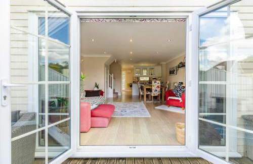 South Cerney Casa | Rose Lake View, 3 Bed Luxury Cotswolds Lake House, South Cerney, Cirencester
