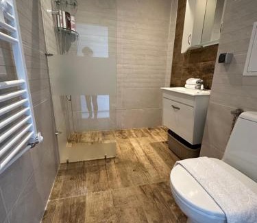 g.k. Strelbishte Apartamento | Rose's apt - NEWLY REFURBISHED, South park, Free Parking, Mountain View, self check-in, close to metro, stores, family-friendly