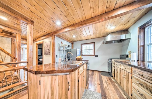 Spartansburg Casa | 'Rose Valley House': Yard, Deck + Game Room!