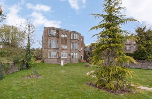 Dundee Apartamento | Roseangle - Spacious Family Apartment with South Facing Garden