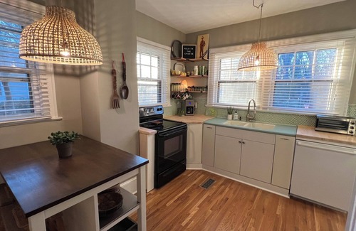 Plaza Midwood Casa | Rosebud Retreat: Bohemian 3-Bedroom Bungalow In Walkable Historic Plaza Midwood